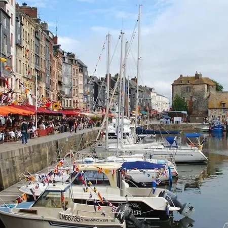 Lovely In Center 옹플뢰르