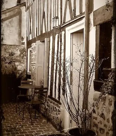 Lovely In Center 옹플뢰르